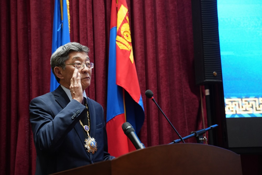 “Чингис хаан” одонт, академич С.Нарангэрэлд хүндэтгэл үзүүллээ