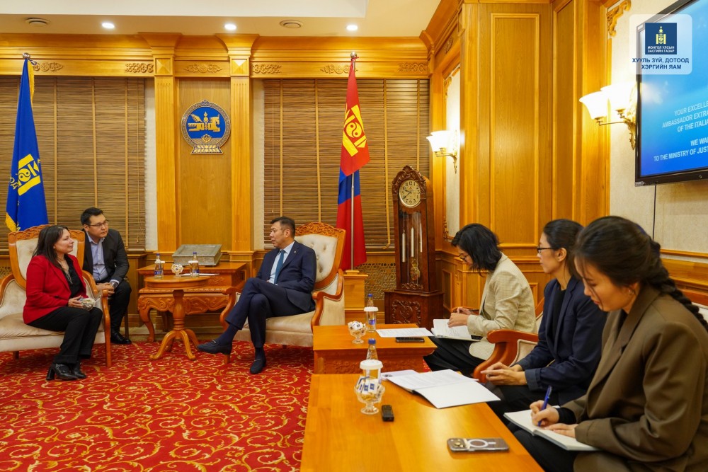 Онц бөгөөд бүрэн эрхт элчин сайд Жованна Пиккаррэтаг хүлээн авч уулзжээ