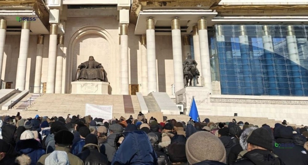 Жагсаалын үеэр хоёр алба хаагчийг гэмтээжээ