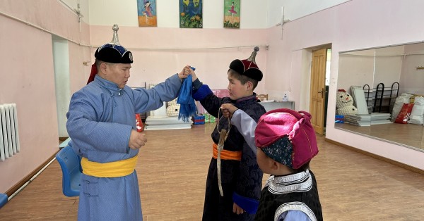 Төгрөгийн хүүхэд, залуус бөхийн цол, гийнгоо марзай дуудаж сурчээ