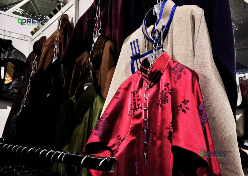 “Цагаан сараар сайхан дээл өмсөж ирсэн зочдоо хүндэтгэмээр л байна”